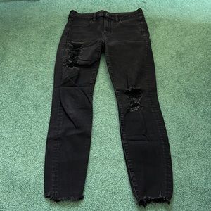 American Eagle women’s black distressed hi-rise jegging size 6 regular
